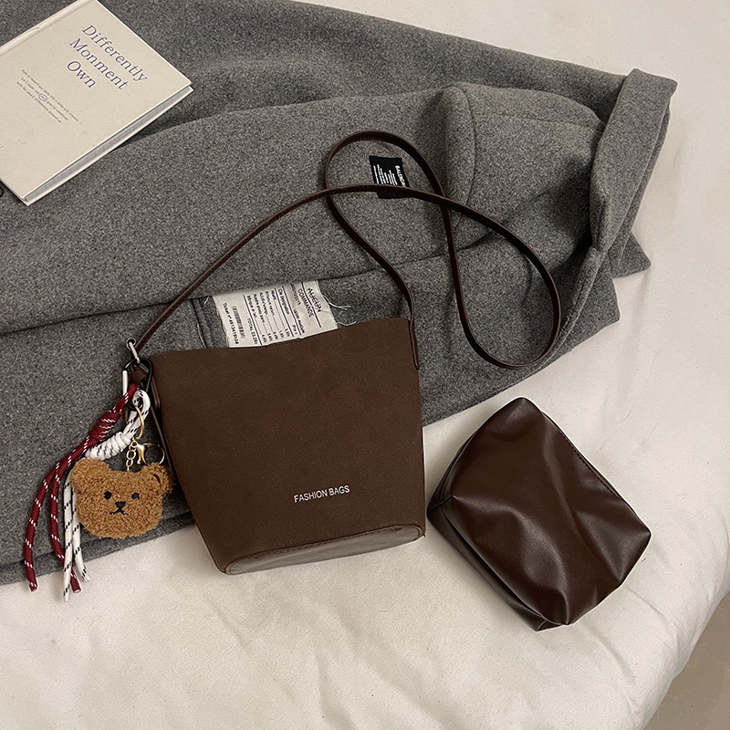 Bolsa de mano de seda retro esmerizada de alta calidad para mujeres 2025, nuevo bolso de balde de primavera simple y versátil.