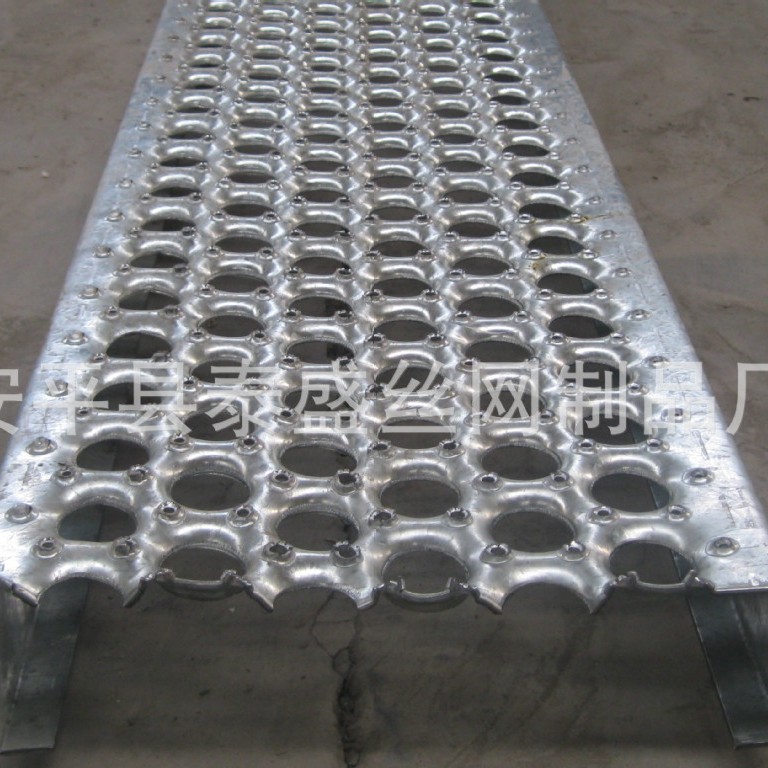 防滑板鳄鱼嘴鱼眼泰盛丝网源头厂家按需生产防滑脚踏板