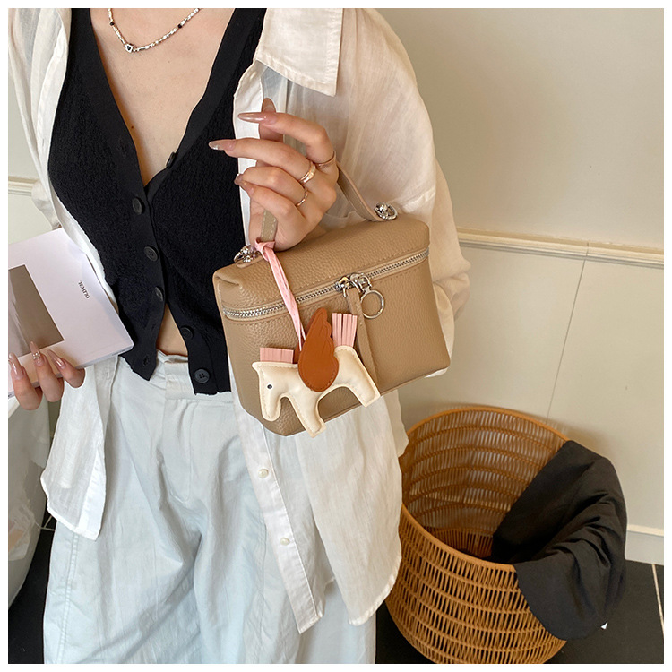This year's popular simple hand-held small bag for women, the 2025 new women's single-shoulder bag, is elegant and fashionable, a crossbody small bag undefined