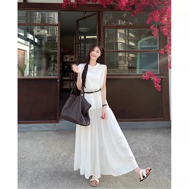 White suit set: a gentle French-style long skirt and sleeveless top, a new summer two-piece set White suit set: a gentle French-style long skirt and sleeveless top, a new summer two-piece set