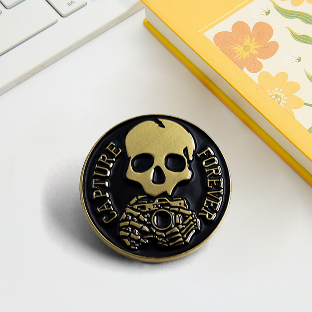 骷髅相机胸针永恒定格摄影珐琅别针哥特风格主题胸针衣服背包配饰