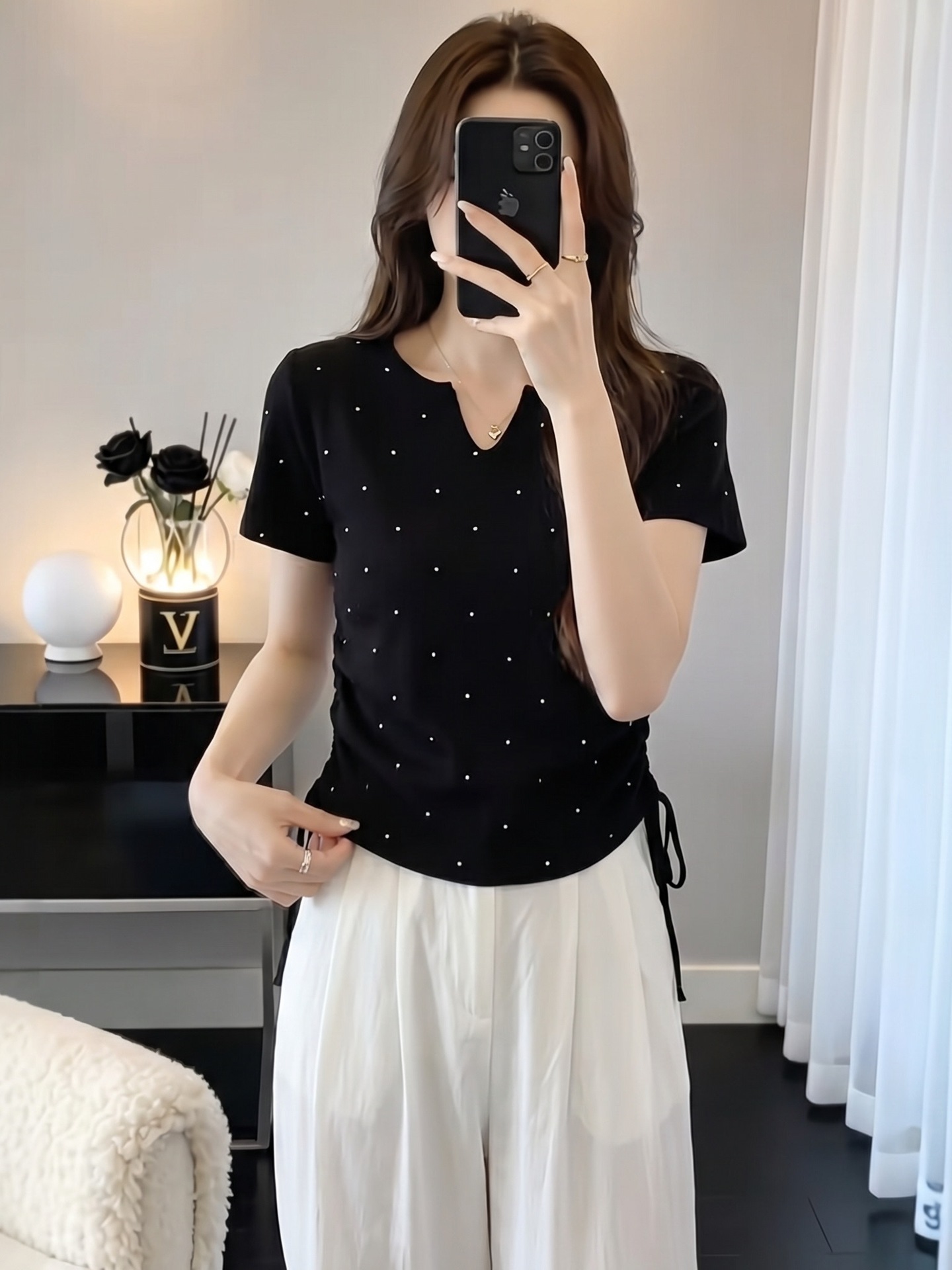 Áo thun nữ cổ V chấm bi tay ngắn rút eo size lớn — màu đen