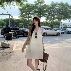 シンプルな白いvネックのノースリーブのベストのワンピースの婦人服の夏のゆったりとしていて痩せています。