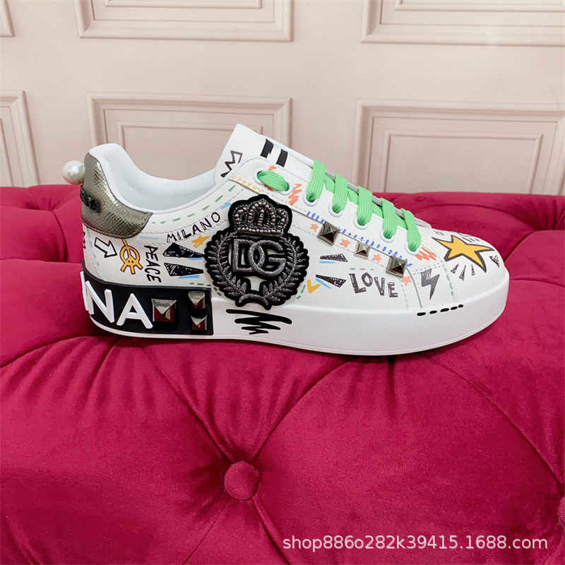 DG2023 nuevos zapatos de lujo de gama alta europeos y americanos de graffiti impreso signos pintados a mano remache rhinestone zapatilla marea