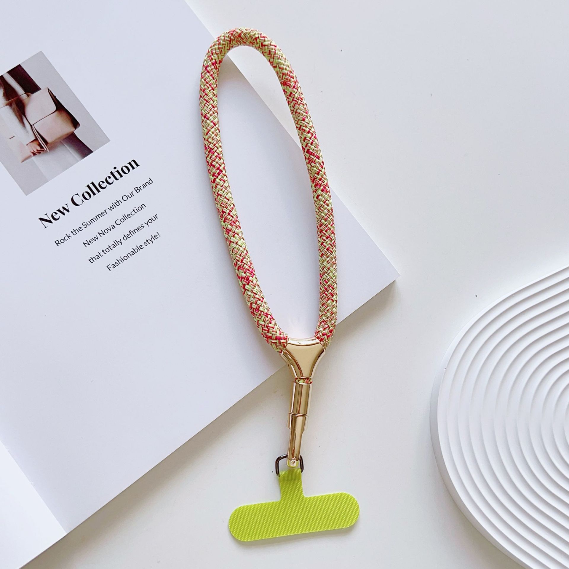 Cuerdas de muñeca ajustables de alta calidad con clips de hebilla pequeñas y frescas de poliéster corto para colgar teléfonos móviles simples y versátiles
