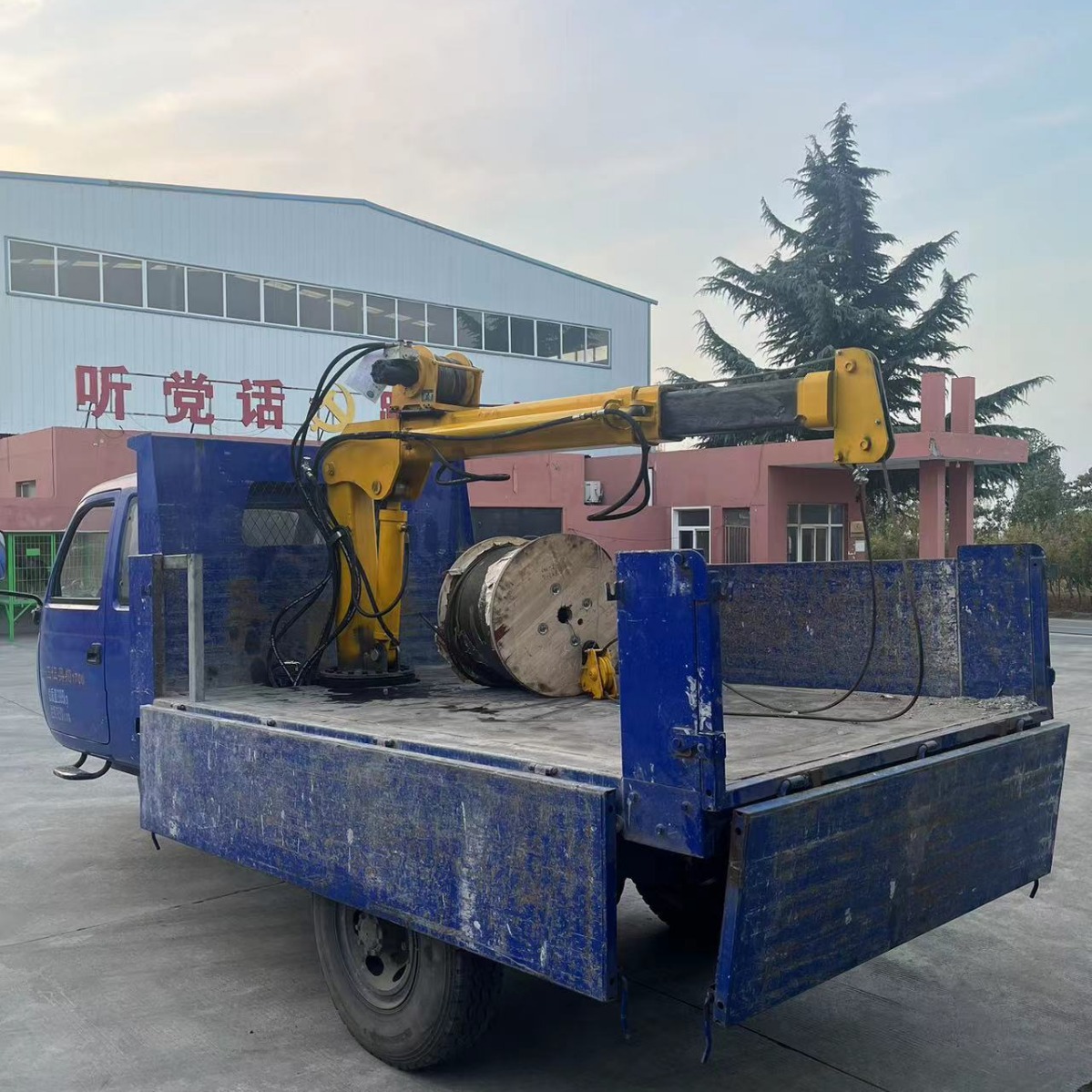 两吨全液压车载吊机安装在车上的单臂起重机重型起重设备