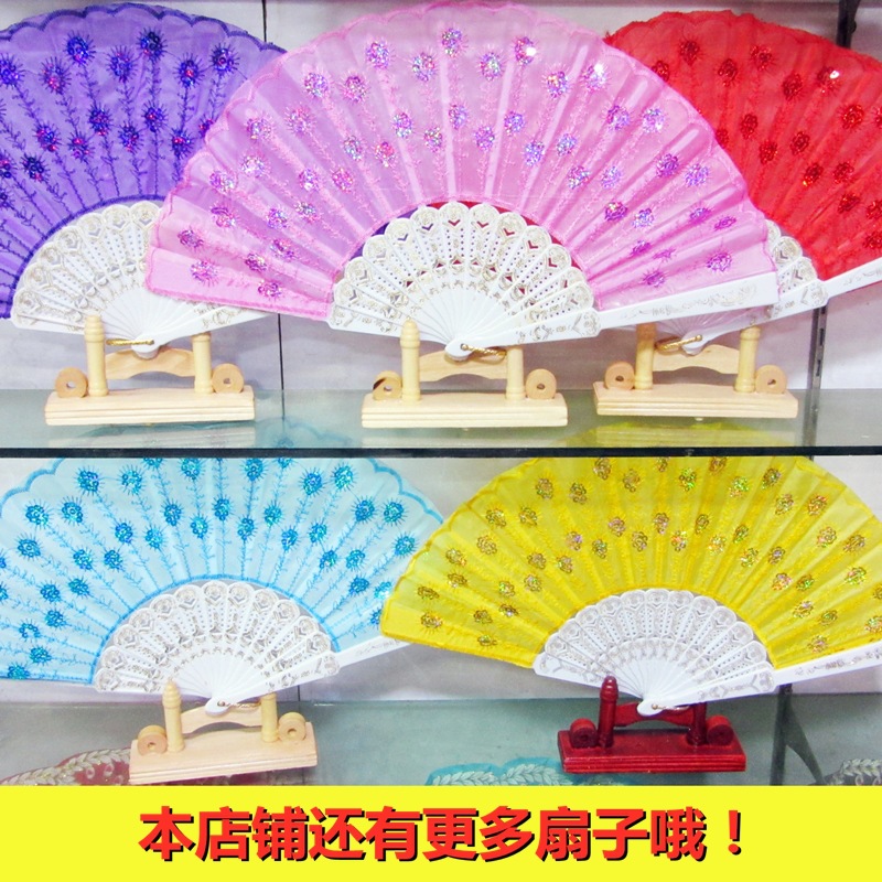 Fabricantes al por mayor de moda moderna verano español bordado de pavo real material de lentejuelas tallo de plástico abanico de tela de flores abanico de cola de pavo real