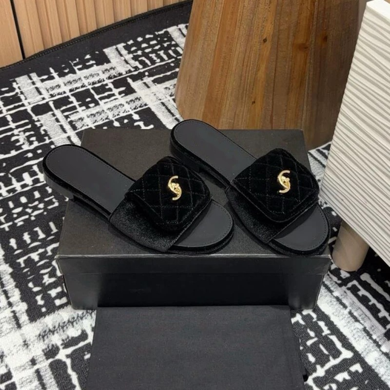 Zapatillas de botón de mochila pequeña fragante de viento para mujeres con zapatillas de fondo plano negro verano 2025 nuevas zapatillas de playa para mujeres