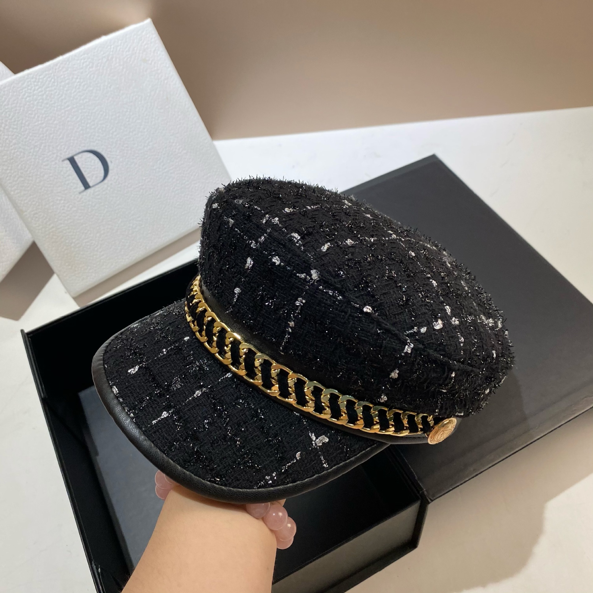 Xiaoxiangfeng Metallkette Marine Herbst und Winter glänzende Seide dicke Wolle vielseitige schwarze Zeitungsjungenmütze modische Unisex_voghion.com