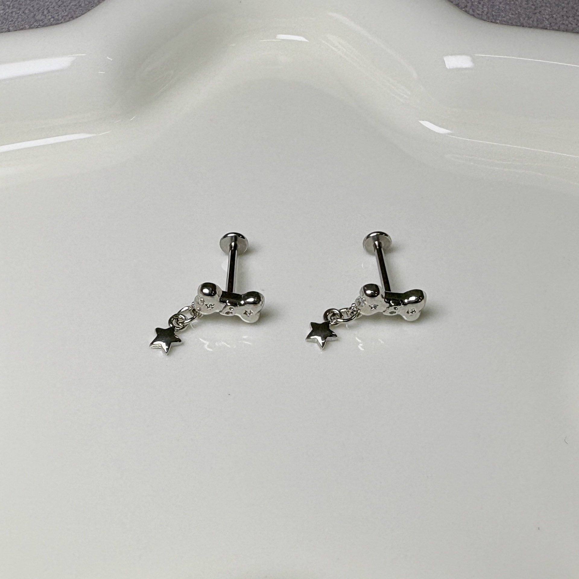 Silver pointed spike labret stud material detail