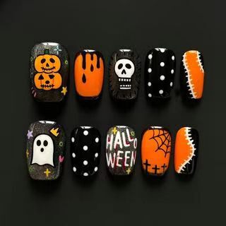 Halloween press-on nails with pumpkin, ghost, skull, graffiti designs in orange and black, short round fake nail patches, direct wholesale from cross-border factory