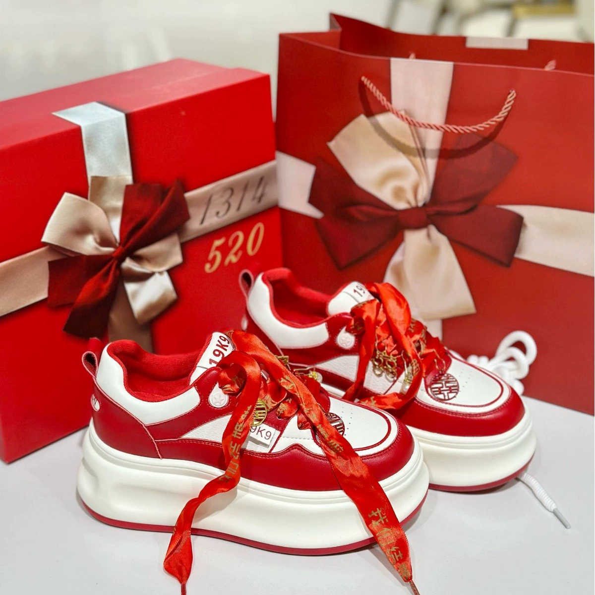 Красные свадебные туфли Ханьфу Сюэхэ 2025 для невесты, на толстой подошве, с увеличением роста на 7 см, из натуральной кожи, повседневные кроссовки для подружек невесты, на высоком каблуке