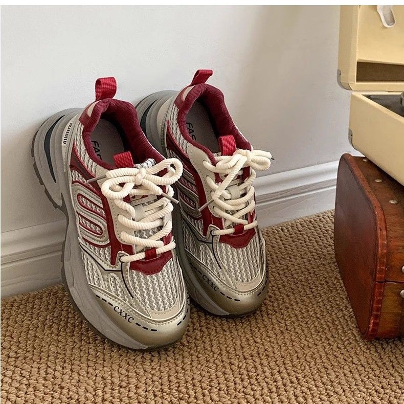 Zapatos deportivos casuales de estudiantes de suela gruesa para mujeres 2024 primavera nuevos estudiantes versátiles transpirables zapatos de alto aumento de altura