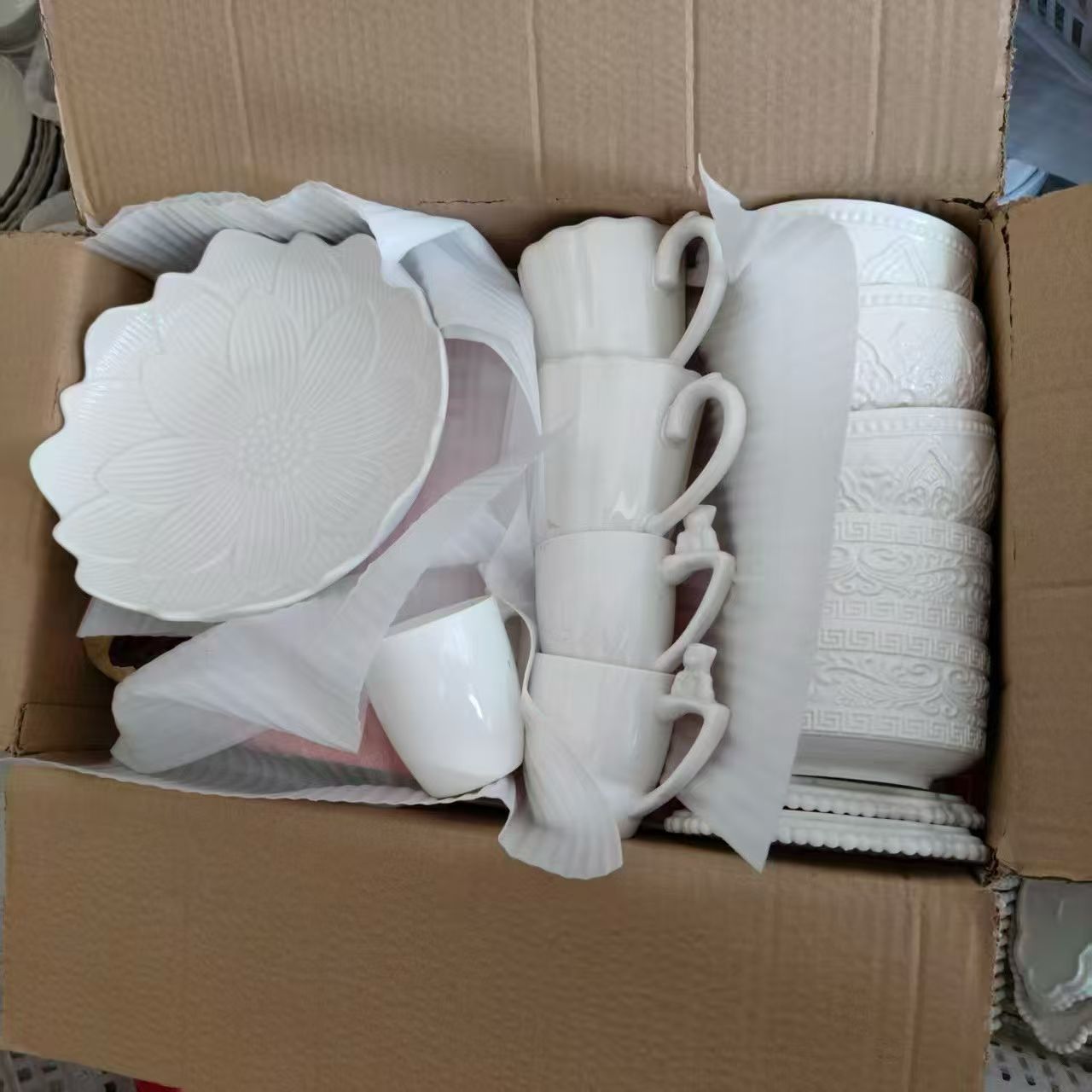 Cerámica blanca en relieve fábrica de cubiertos de comercio exterior de alta calidad de diseño de moda doméstica