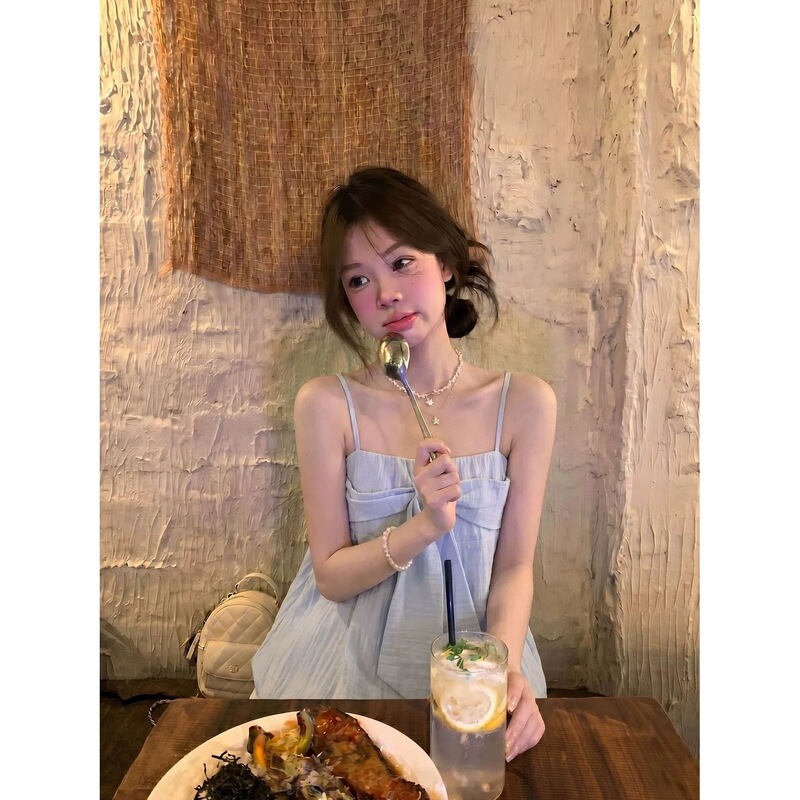 Korean-style blue bow-tie camisole, a stylish and beautiful sleeveless top for women, perfect for summer wear, with a slim and flattering fit Korean-style blue bow-tie camisole, a stylish and beautiful sleeveless top for women, perfect for summer wear, with a slim and flattering fit