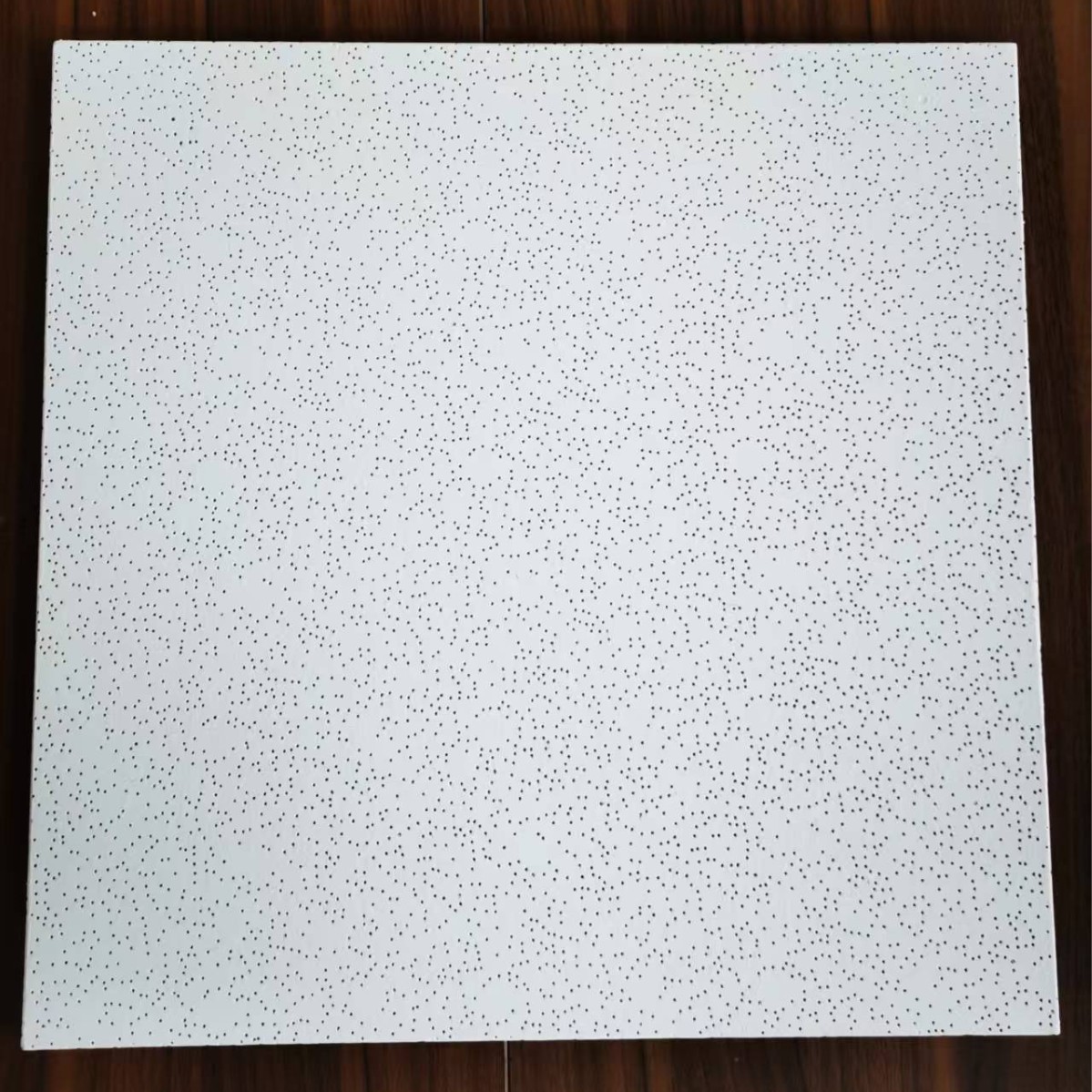 Tablero de algodón mineral verde dorado nivel a ignífugo, humedad, absorción de sonido y reducción de ruido material de techo suspendido