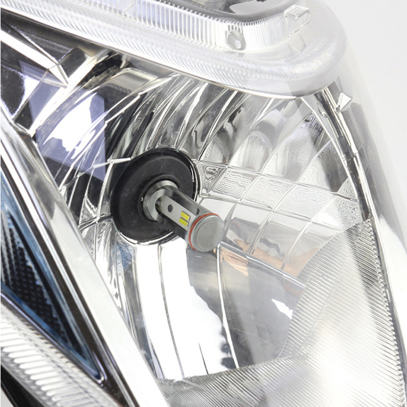 Super brillante concentrador de luz T20 de alta potencia motocicleta LED delantero ventilador H4 lejos y cerca luz blanca automóvil transformar el faro
