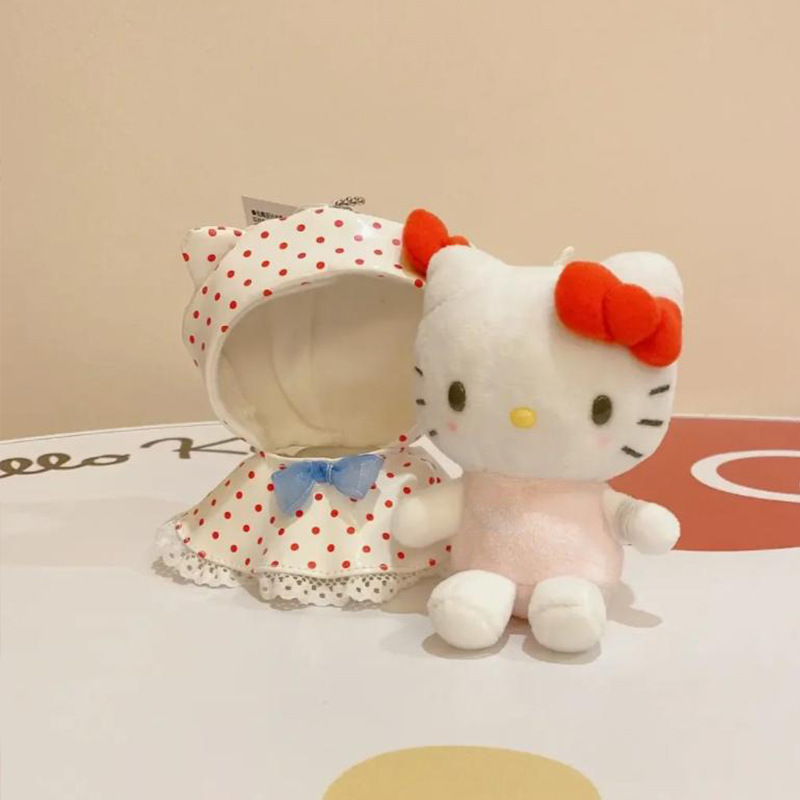ハローキティの人形は、キーホルダーのキティストラップのぬいぐるみのカバンに飾られている女の子がかわいいです。|undefined