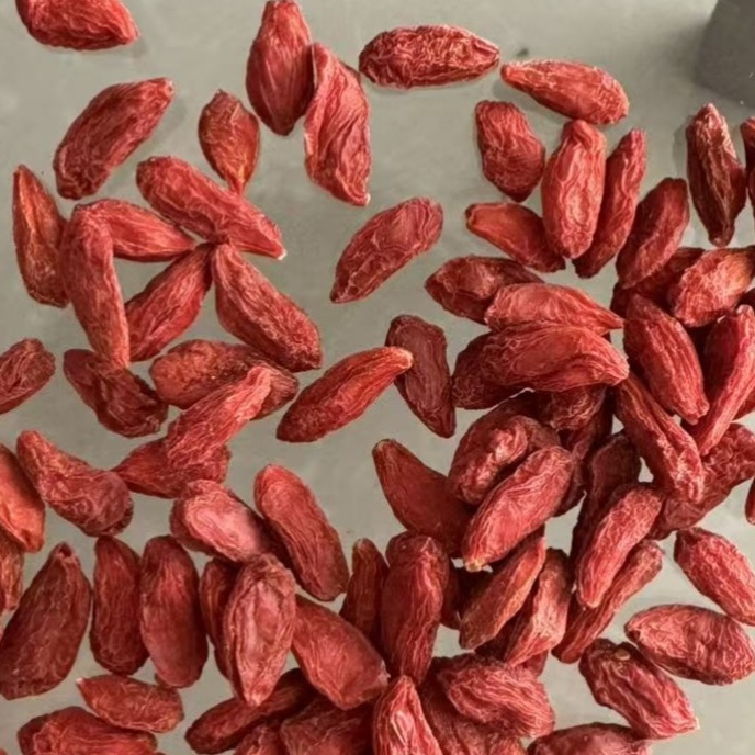 Ningxia Red Goji Berries Gouqizi Sun-Dried Whole Berries for Tea Soup and Cooking 1000g Bag in use