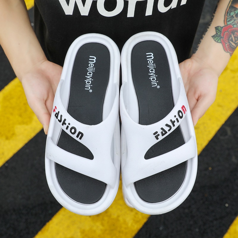 새로운 슬리퍼 남성 아우터 패션 캐주얼 한국 패션 샌들 부드러운 밑창 야외 비치 신발 도매 슬리퍼