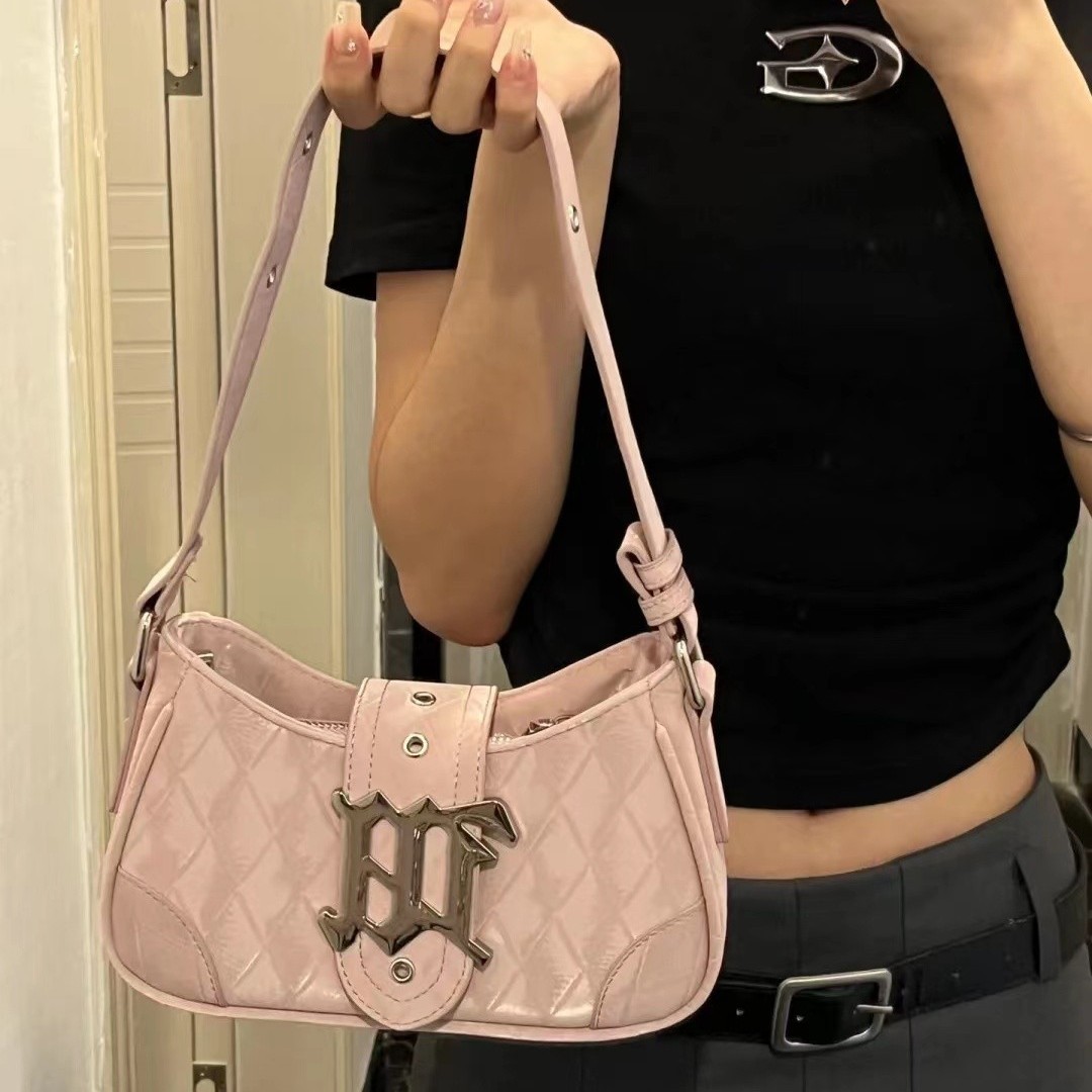 Bolsa feminina moderna e estilosa deste ano, modelo 2026, com textura de alta qualidade e alça de ombro._voghion.com