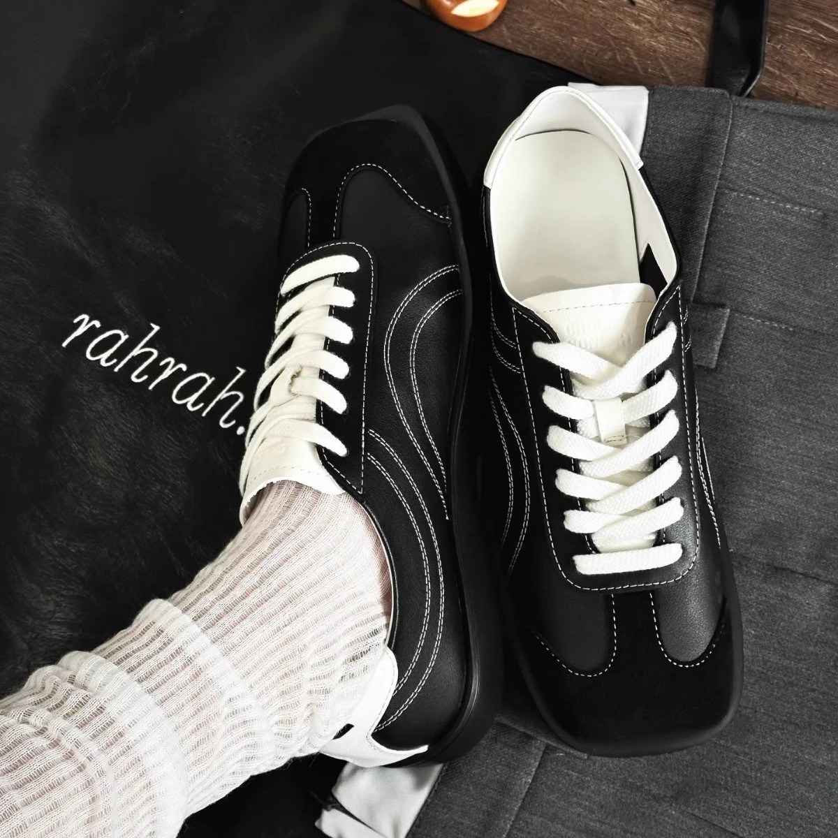 Li Landi mismo estilo choco asimétrico cuadrado redondo cabeza alemana zapatos de entrenamiento mujer 2025 primavera y verano nuevas zapatillas casuales retro