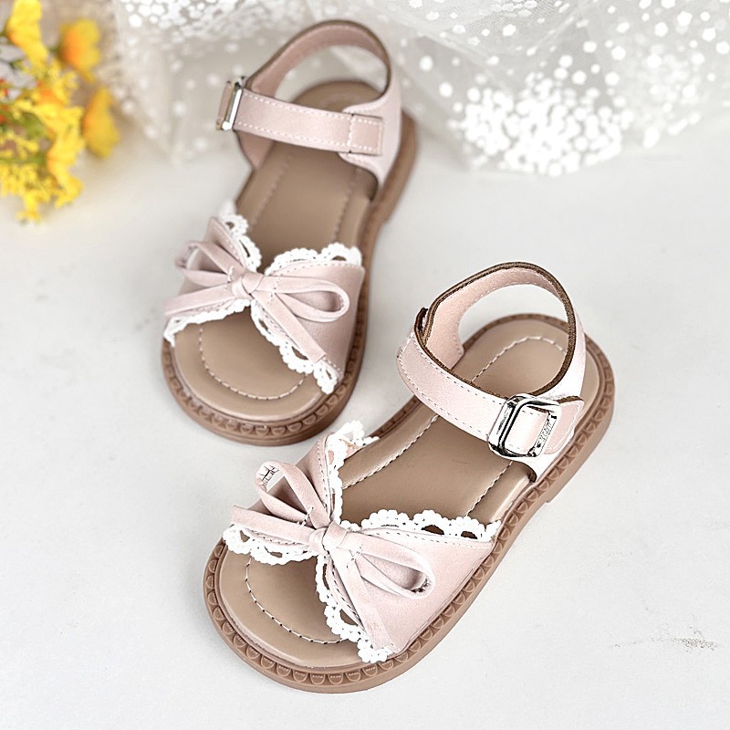Sandálias de niñas verano 2026 nuevo estilo de moda infantil princesa zapatos de sol suave zapatos de playa de bebé arco