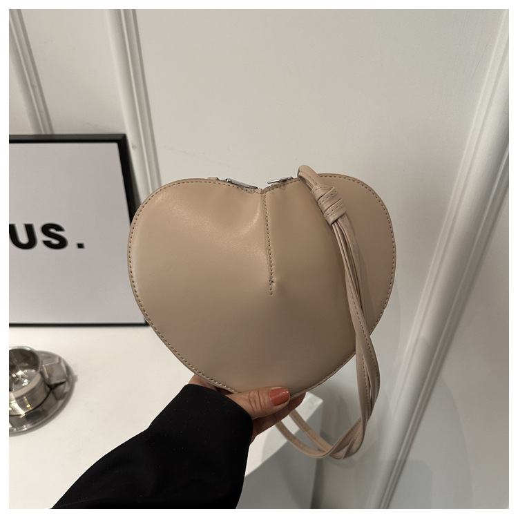 Women's PU Heart Shape Basic Classic Style Sewing Thread Heart-shaped Zipper Underarm Bag display picture 18