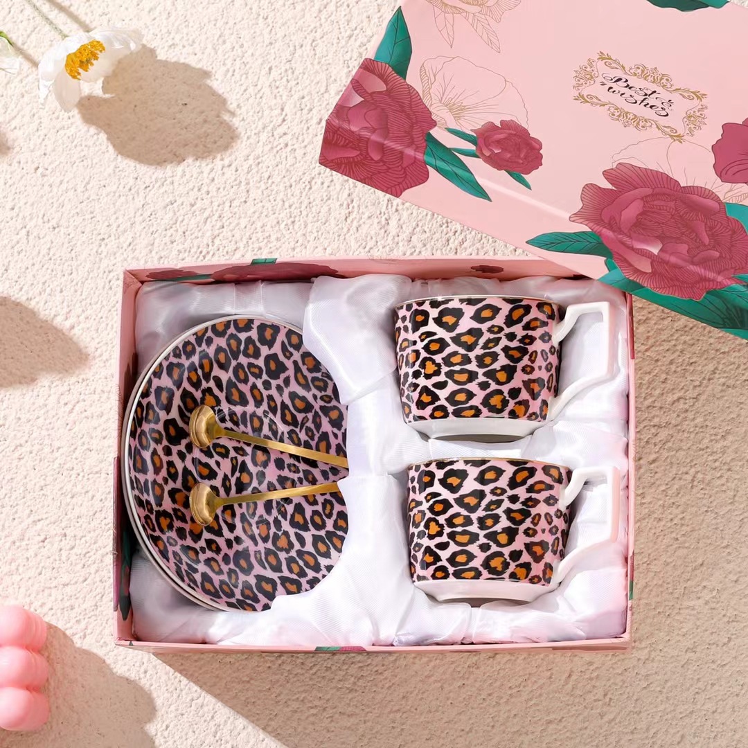 Taza de café de leopardo europeo mariposa caja de regalo de alto valor de cara taza de té de la tarde regalo de mano taza de regalo de alto nivel