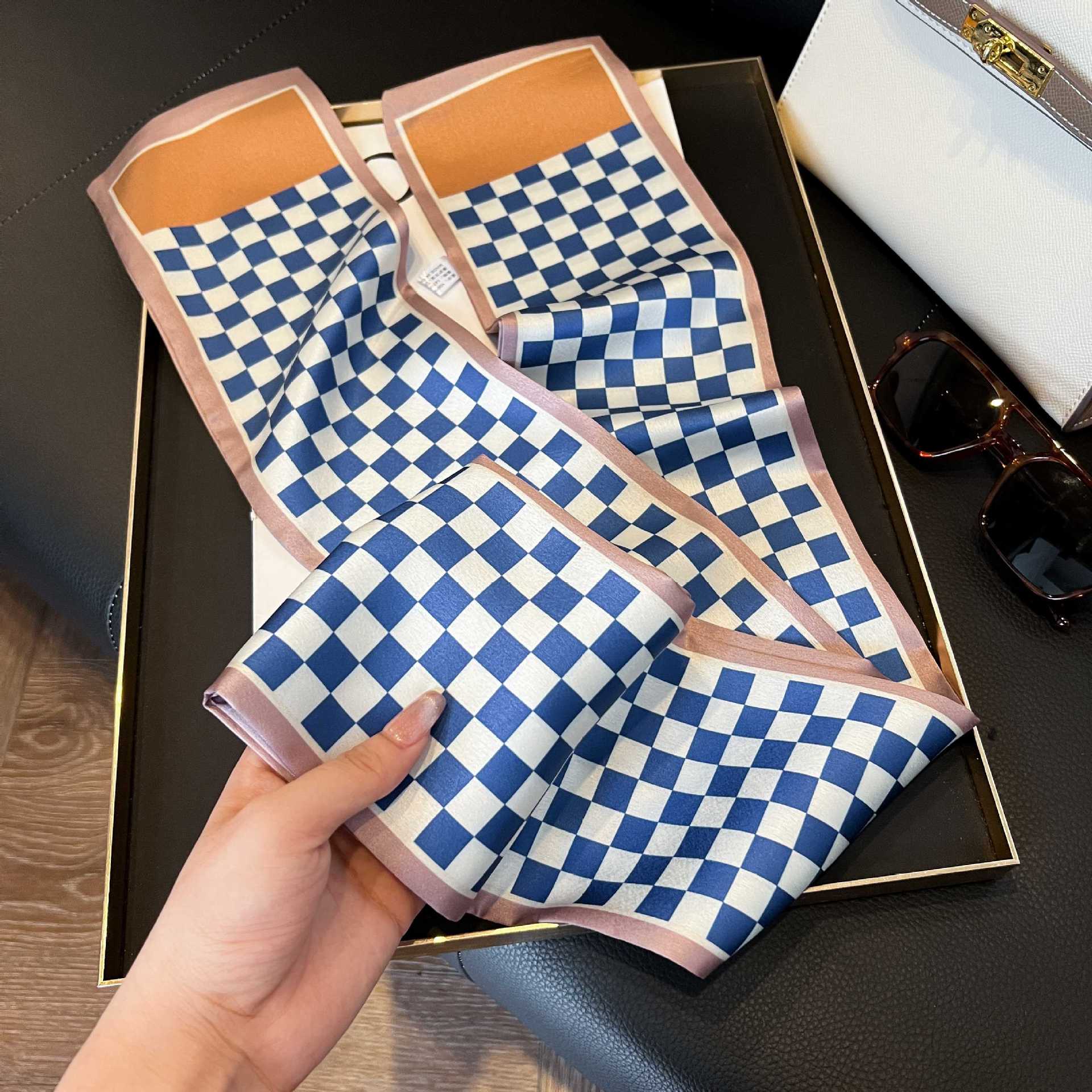 Nueva bufanda de seda pequeña banda larga estrecha para el cabello mujer estilo primavera y otoño moda madre bufanda estilo verano estilo fino serpentina bufanda al por mayor