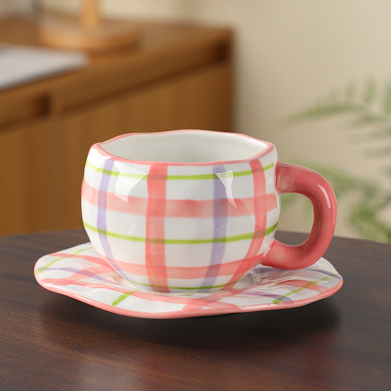 Estilo coreano inswind mano flor cerámica taza de café y plato conjunto taza de té de la tarde pequeñas flores pintadas a mano taza un plato