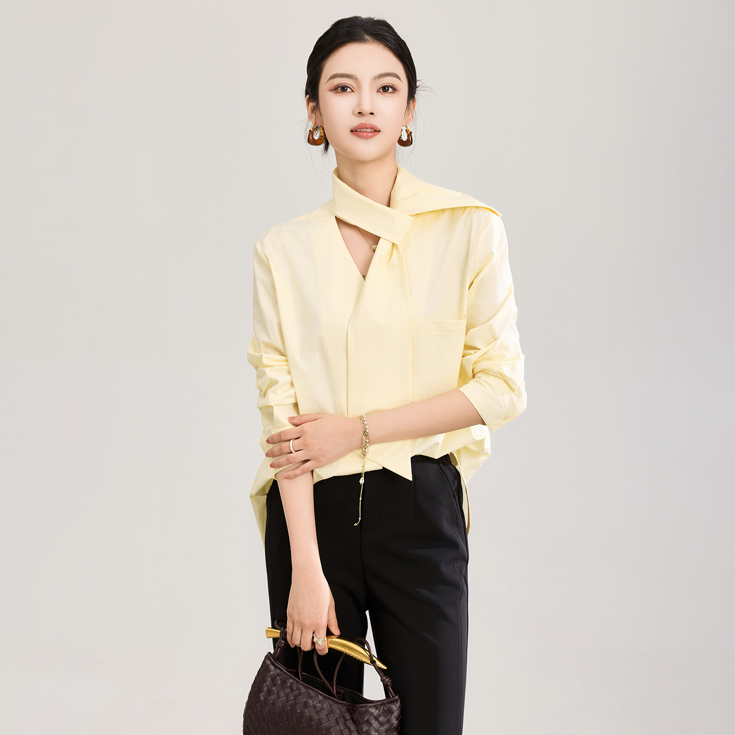 Áo sơ mi nữ dài tay cổ V phối dây rua, chất cotton mềm mại không nhăn — Vàng sữa