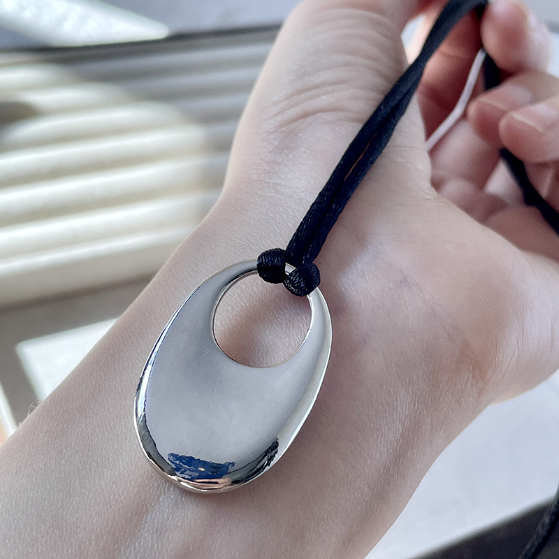 Pullover im französischen Stil, Vintage-Ölgemälde, Mädchen-Knopf-Halskette, weibliches Nischendesign, exquisite Schlüsselbeinkette, trendig_voghion.com