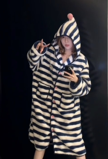 GraceChic Pue Desie Sexy gestreifter Kapuzen-Fleecepyjama für Damen, neues, dickes Plüsch-Nachthemd in Übergröße für den Herbst_voghion.com