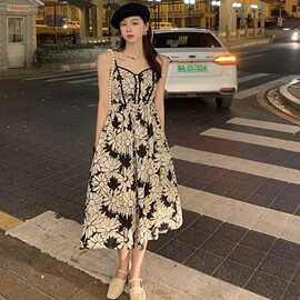 肩带可调 2024新款女装高级感轻奢吊带裙百搭显瘦碎花森系连衣裙