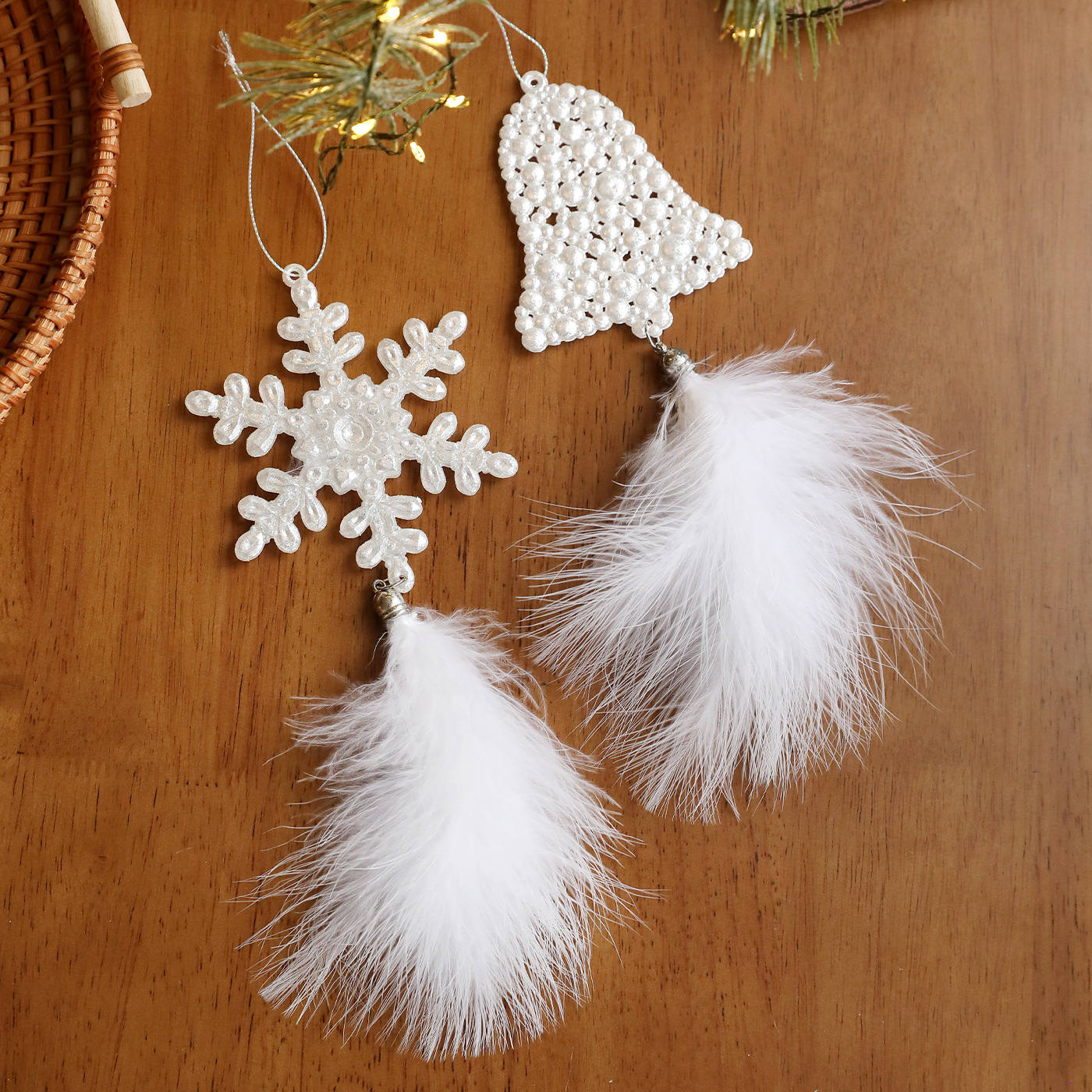 Nuevas plumas transfronterizas de nieve blanca colgante de plástico árbol de Navidad colgante decoración de atmósfera de vacaciones