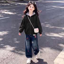 女童中大童学院风外穿格纹拼接连帽长袖外套凯蒂猫挂件牛仔裤套装