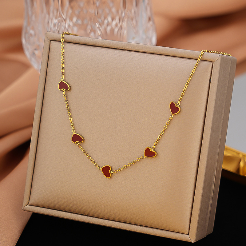 [collar de acero de titanio dorado + acero] collar de amor de nicho con cadena de clavícula avanzada en la moda de lujo ligero femenino