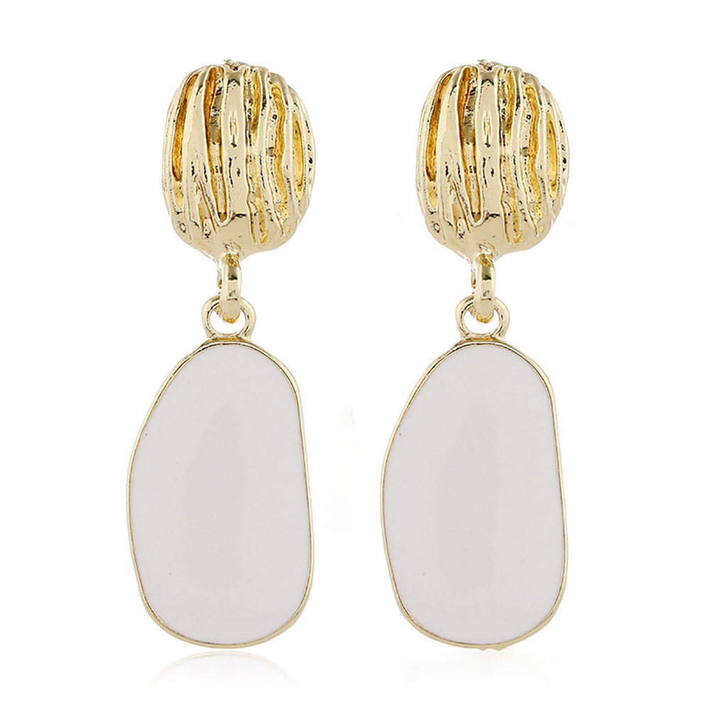 Estilo de Hong Kong Aceite de goteo Pinza de oreja roja angoleña geométrica sin piercings Pendientes de temperamento de alta gama de lujo ligero Pendientes de nicho de moda