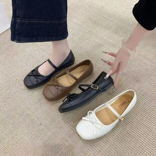 �¿�һ�ֿێ�ŮЬ���e�⴩�r�м�ɫ�����Yƽ�׆�Ь�ļ���Ь