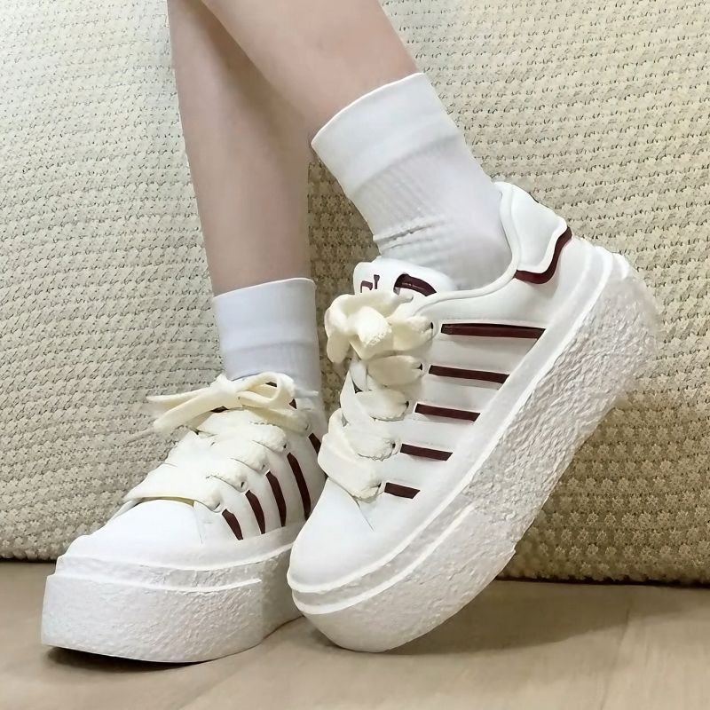 Leche fu cabeza redonda con suela gruesa zapatos blancos para mujeres 2025 nuevos veranos ligeros transpirables estudiantes de skate de viaje universal