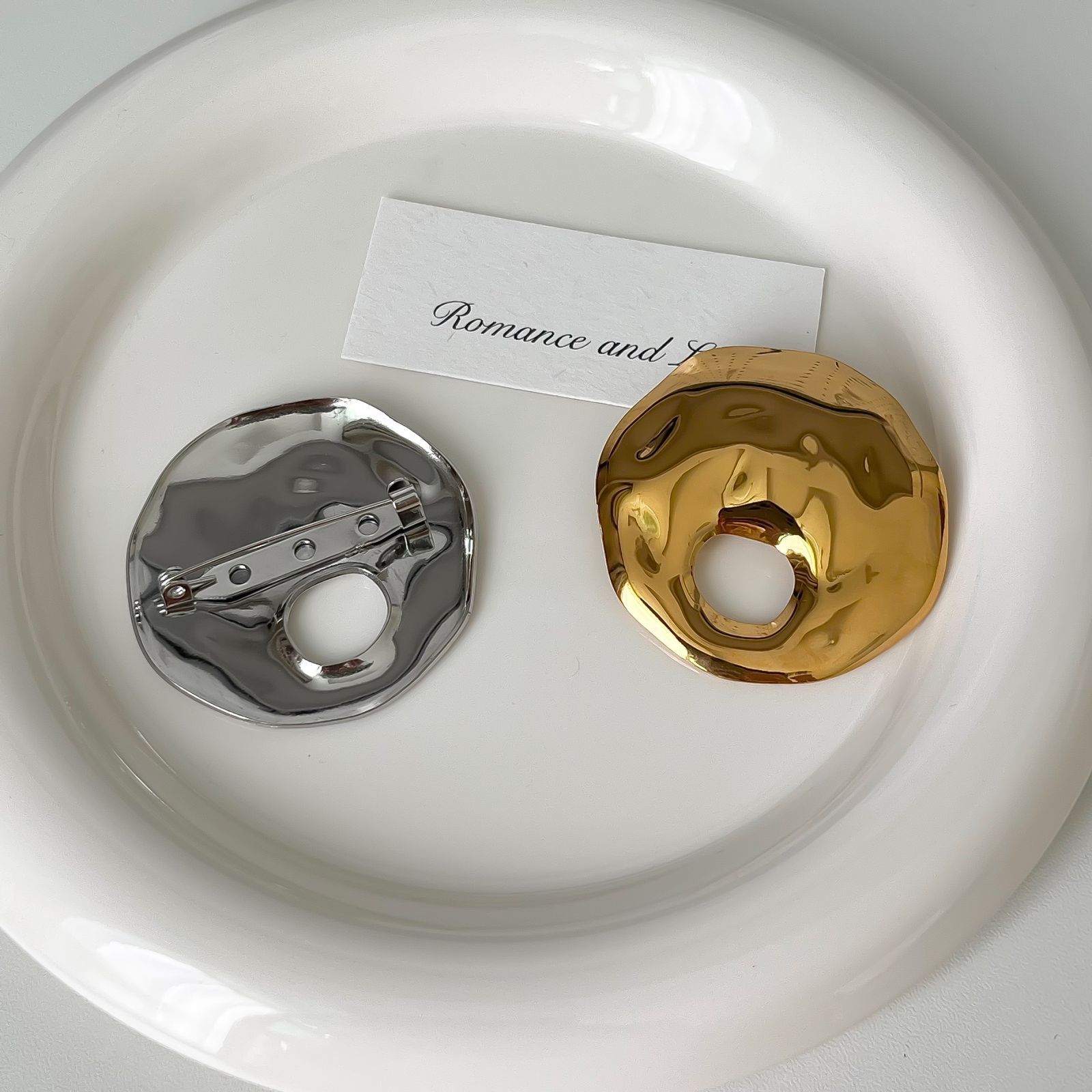 Niche Design Irregular Water Ripple Hollow Round Brooch Women's High-end Fine Suit Corsage Pin Accessories