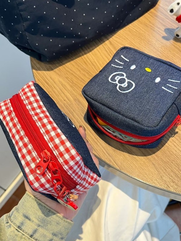 新しいオリジナル刺繍キティ小さな正方形バッグ化粧品バッグかわいい漫画おばさんタオルポラロイドカメラ収納袋|undefined