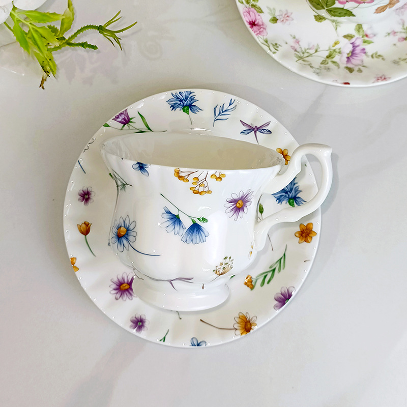 Taza de café de cerámica de flores medievales francesas, taza de té de camellia de la tarde, taza de té de lujo ligera, taza de platos domésticos de alto valor facial