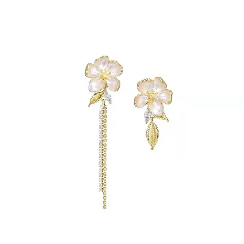 Fashion Pastoral Style White Flowers Asymmetric Tassel Alloy Earrings display picture 5