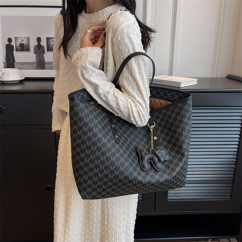 Bolso de alta sensación para mujeres 2025, nuevo tipo de bolso de mano, bolso de viaje de moda universal, bolso de hombro de gran capacidad