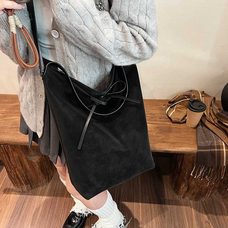 Bolso de cubo de peluche retro de gamuza para mujeres 2025 nuevo bolso de brazo de alta calidad bolso de hombro de moda bolso de lujo ligero