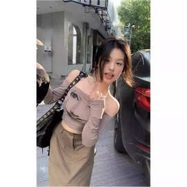 一字肩短款上衣女2024新款设计感小众春夏纯欲辣妹性感长袖t内搭.