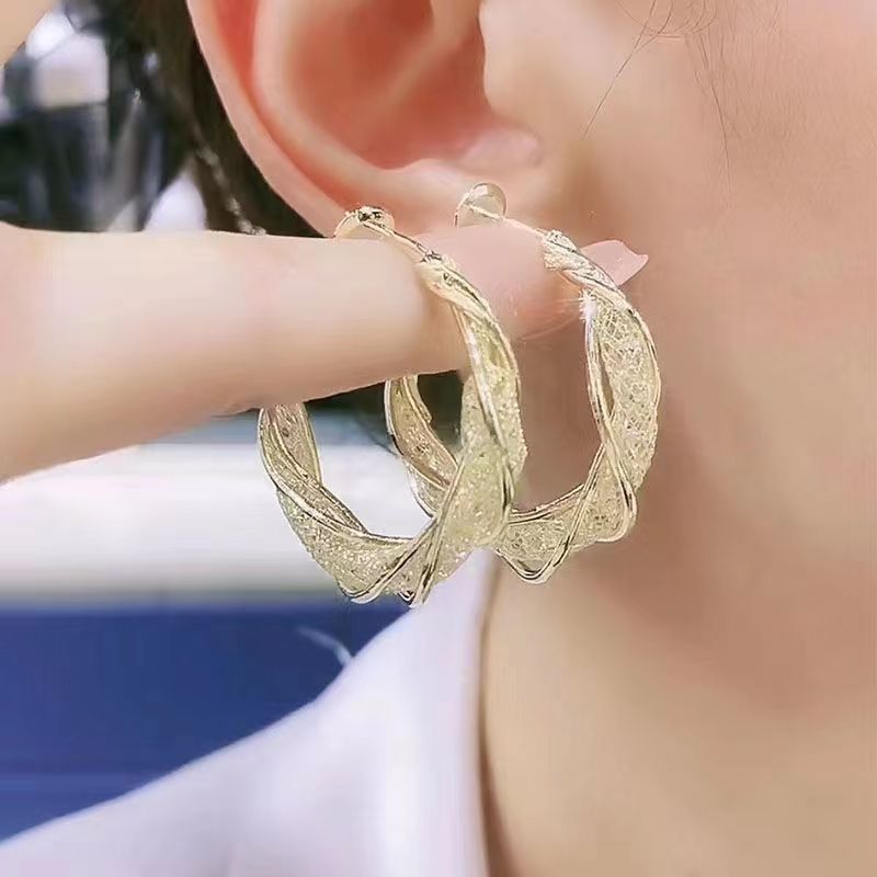 Universal earrings with pigtail