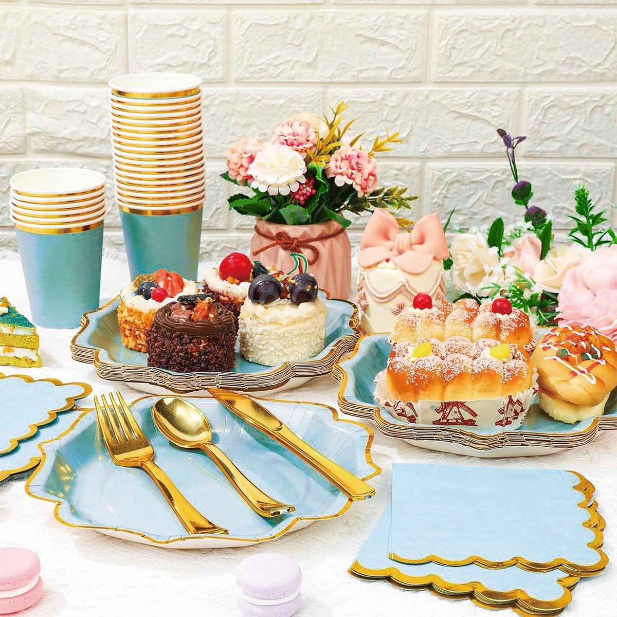 Elegante set di stoviglie monouso per feste blu e oro: piatti da 7 pollici, piatti da 8,6 pollici, bicchieri da 9 once, tovaglioli da 6,3 pollici - Ecologico ed elegante per eventi_voghion.com